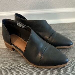 Universal thread shoes - New w/o Tags - Size 8